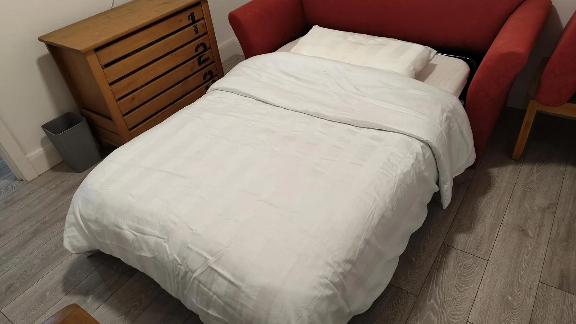 Flat by the High Street Apartment Southall