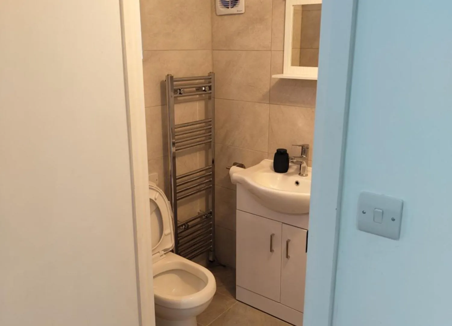 Flat by the High Street Apartment Southall